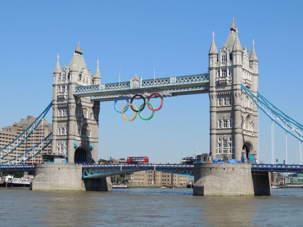 London's Tower Bridge Finally Closes After Being Stuck Open For An Hour